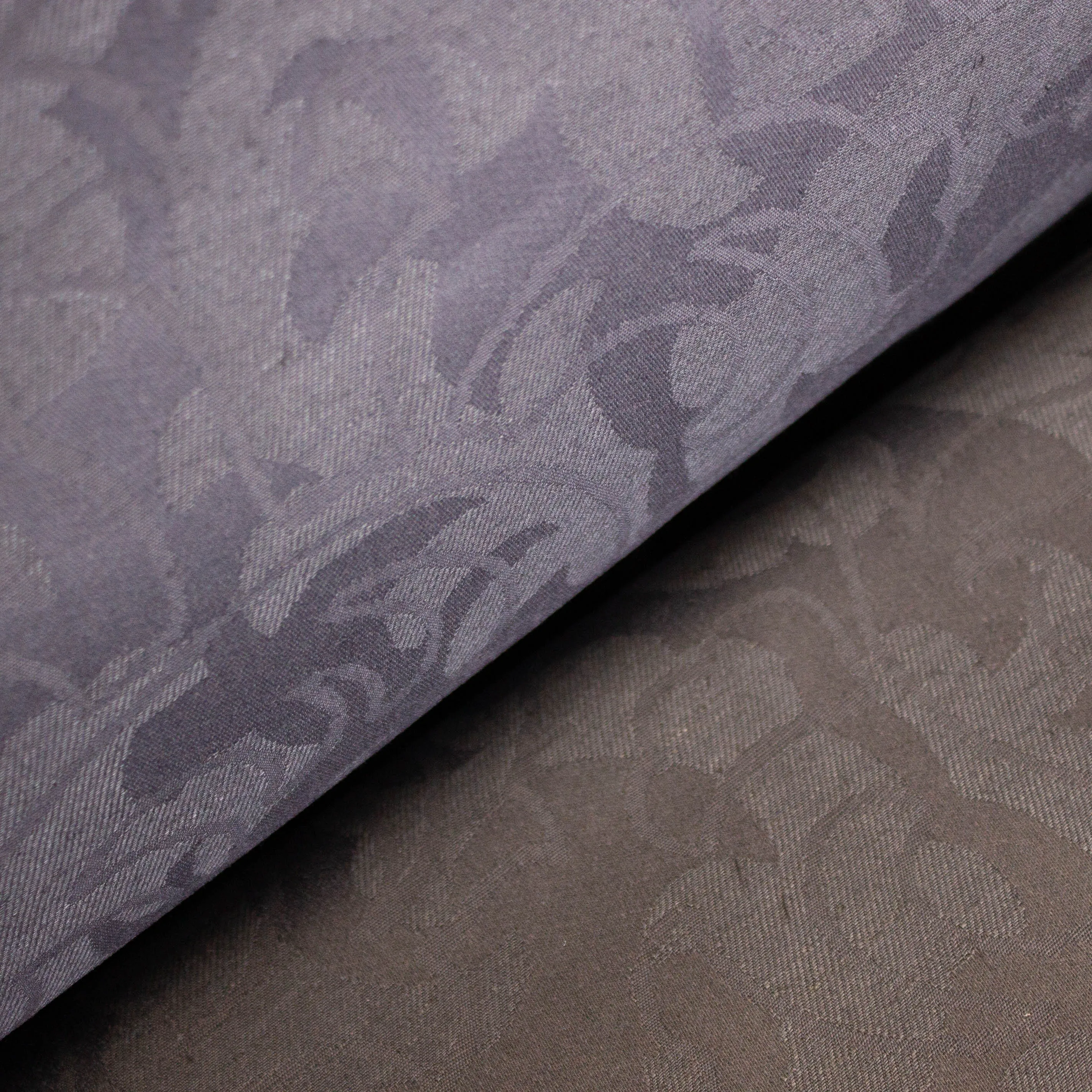 Jacquard linnen zwart met sierlijke figuren
